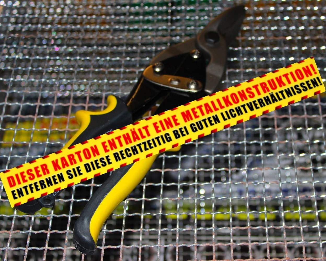 Achtung dieses Feuerwerk enthält eine Metallkonstruktion als Umverpackung !