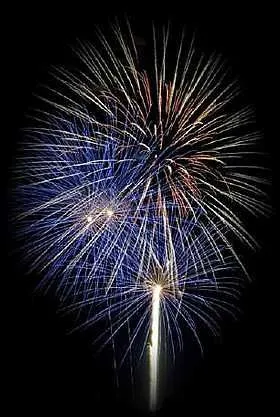 Stadtfest Feuerwerk | Großfeuerwerk & Erlebnisfeuerwerk | Professioneller Service | Musikbegleitete Feuerwerke | Bundesweit | SprengG §7 Erlaubnis