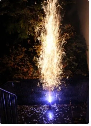 Feuersäule No. 1 | Goldfunkenblüten mit blauer Leuchtbasis | 50 Sekunden Brenndauer | Blackboxx